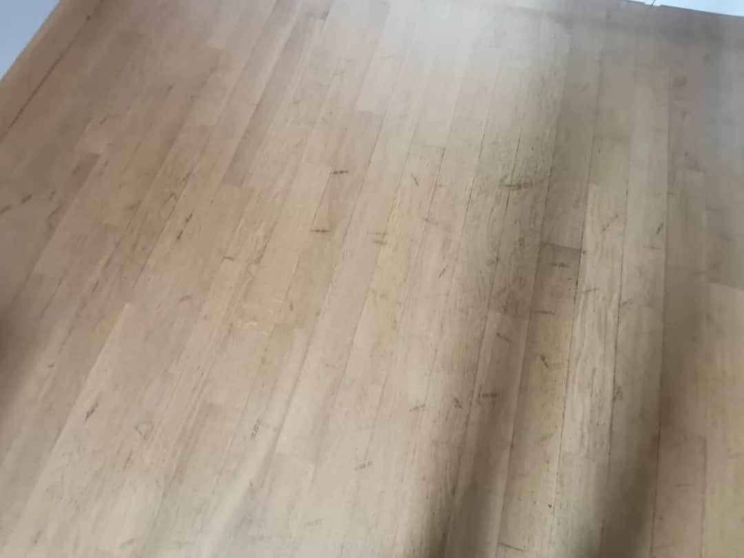 Jak usunąć ślady gumy z parkietu? Skuteczne metody i porady bezpieczeństwa