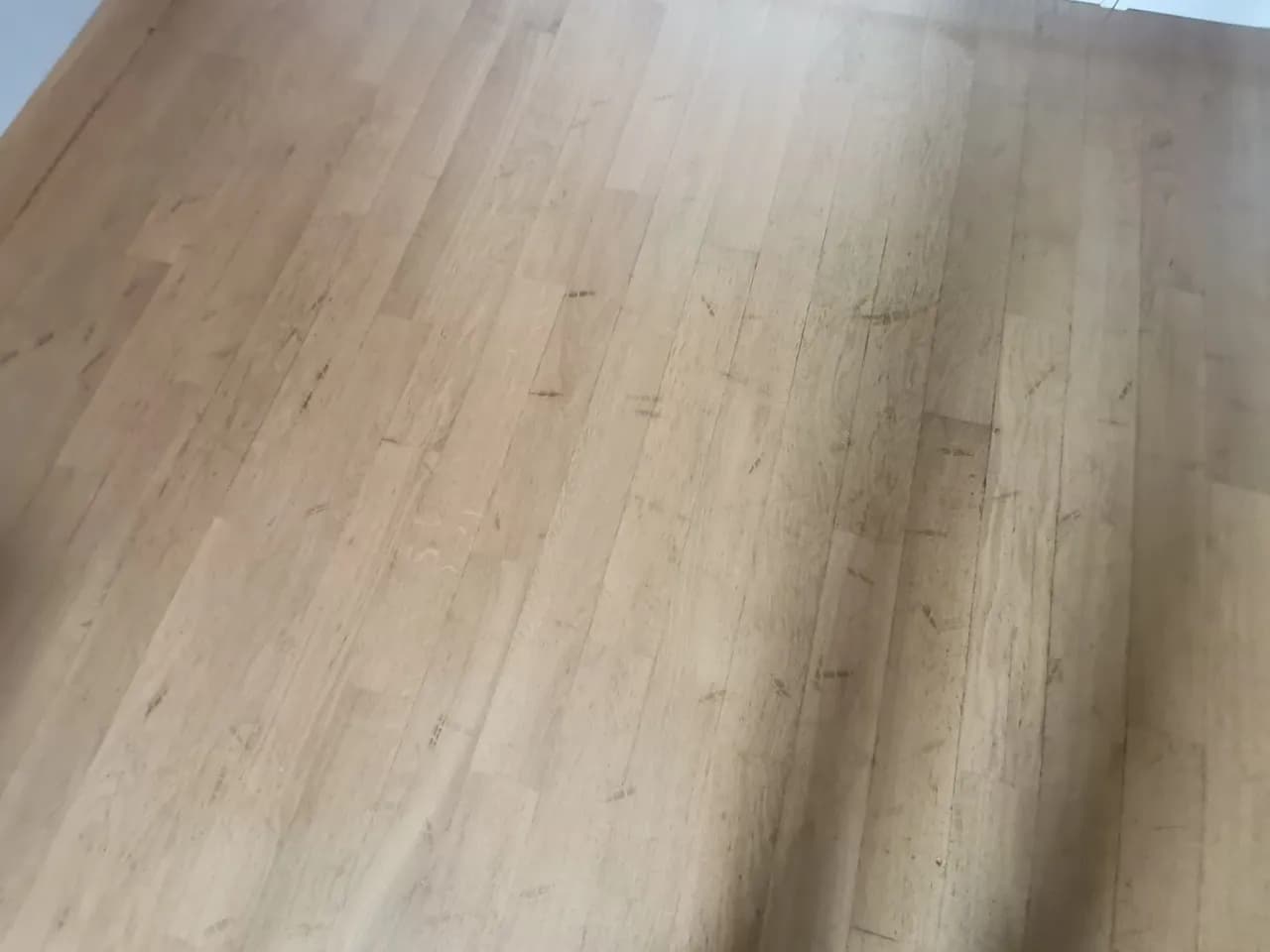 Jak usunąć ślady gumy z parkietu? Skuteczne metody i porady bezpieczeństwa