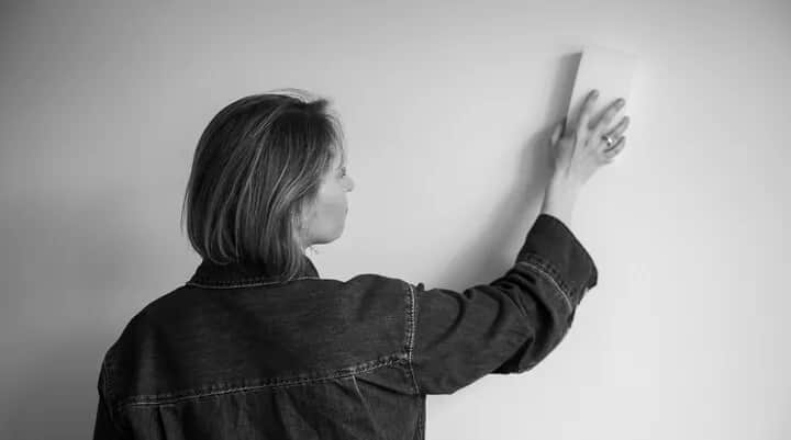 Jak przygotować tapetę do malowania: uniknij najczęstszych błędów