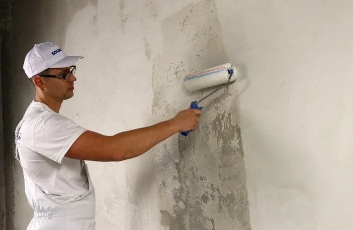 Czym gruntować gładź, aby uniknąć pęknięć i osłabienia?