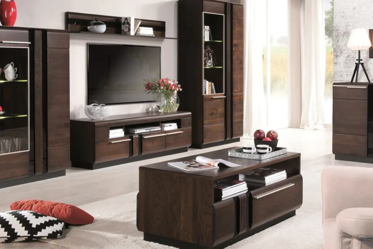 Jak rozjaśnić salon z ciemnymi meblami i uniknąć przytłoczenia