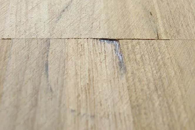 Jak naprawić uszkodzony parkiet – skuteczne metody na rysy i ubytki