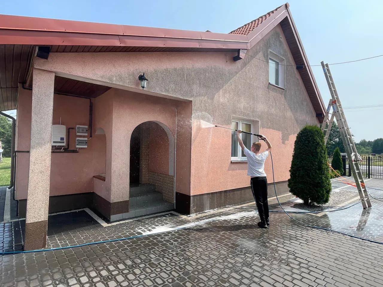 Zacieki na elewacji pod parapetem: przyczyny i skuteczne metody usuwania