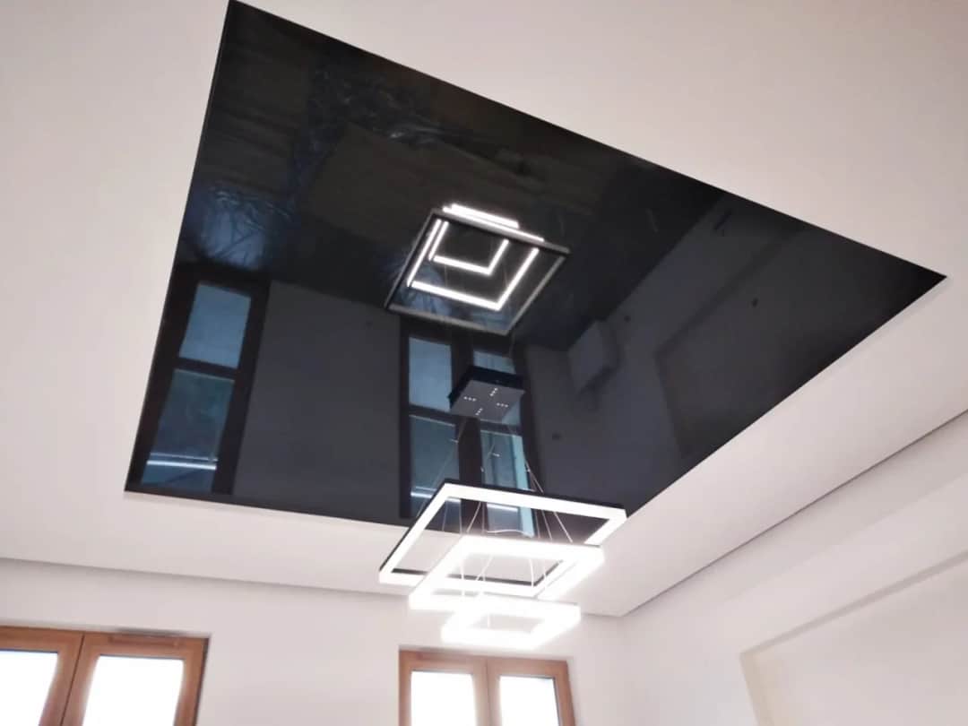 Czarny napinany sufit: nowoczesna elegancja w Twoim wnętrzu