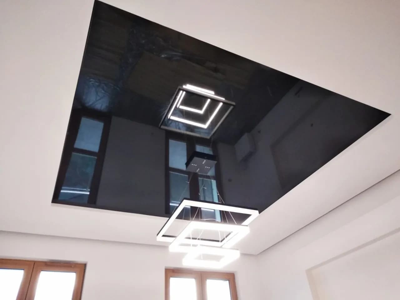 Czarny napinany sufit: nowoczesna elegancja w Twoim wnętrzu