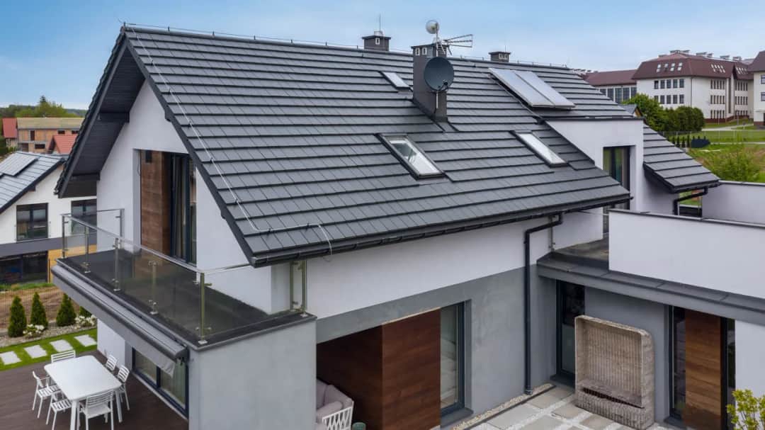 Dachówka ceramiczna Domino: Nowoczesne pokrycie dachowe na lata