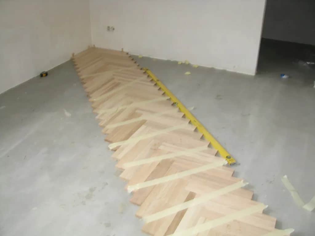 Jak układać parkiet dębowy? Praktyczne porady krok po kroku, które musisz znać