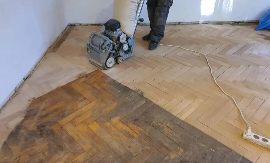 Ile kosztuje odnowienie parkietu? Rzeczywiste ceny cyklinowania i lakierowania