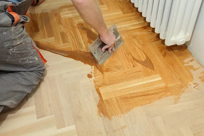 Wybór lakieru do parkietu: wodny czy chemiczny? Porównanie zalet i wad.