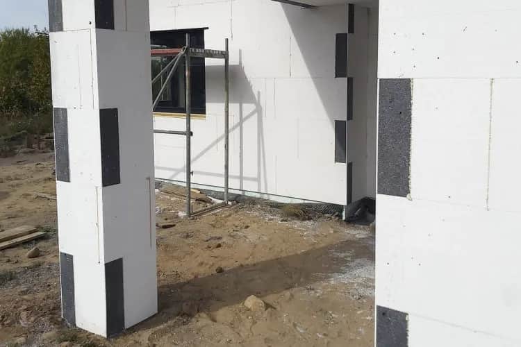 Jak kleić styropian na ścianę: uniknij najczęstszych błędów i problemów