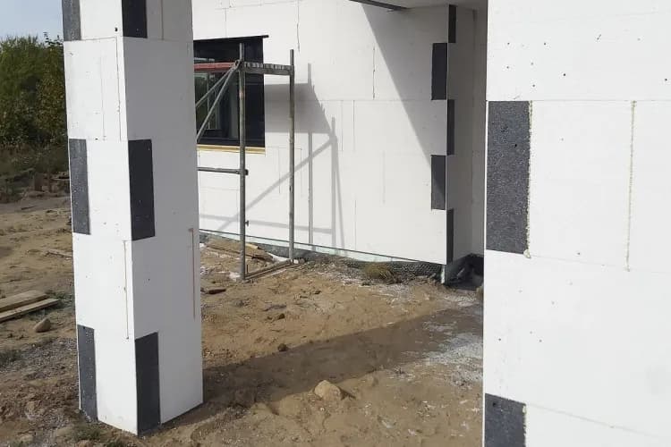 Jak kleić styropian na ścianę: uniknij najczęstszych błędów i problemów