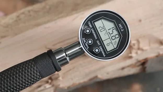 Jakie drzewo do kominka wybrać, by uniknąć słabego palenia?