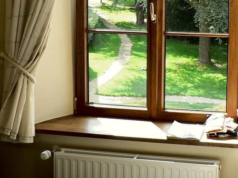 Drewniane parapety wewnętrzne: zalety, rodzaje i pielęgnacja