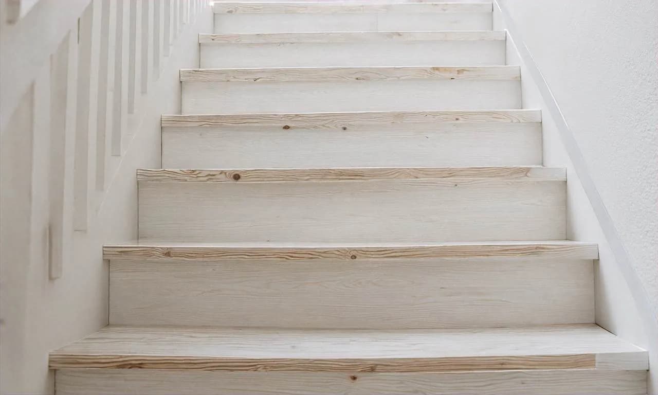 Schody dąb bielony: elegancja i funkcjonalność w Twoim domu